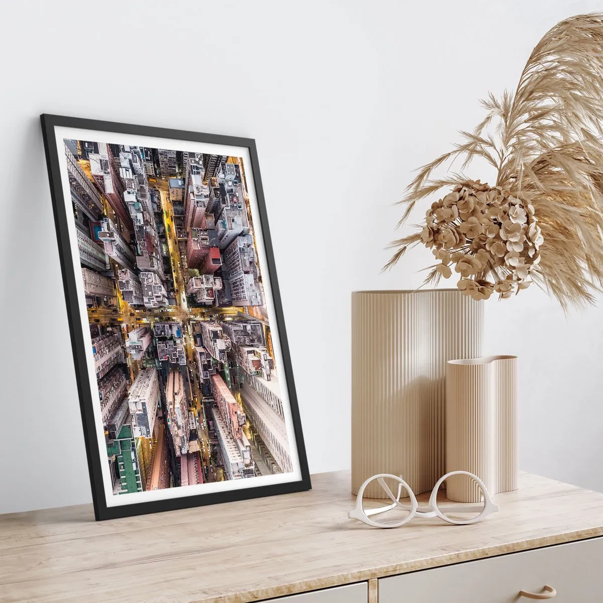 Plagát v čiernom ráme - Letecký pohľad na mesto v noci - 50x70cm - Pozdrav z Hongkongu - Moderná nástenná dekorácia do obývacej izby a spálne ARTTOR