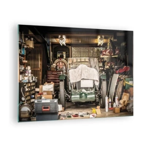 Obraz na skle - Starožitná garáž s autom prikrytým látkou, obklopená náradím a krabicami - 70x50cm - Späť do minulosti - Moderná nástenná dekorácia do obývacej izby a spálne ARTTOR