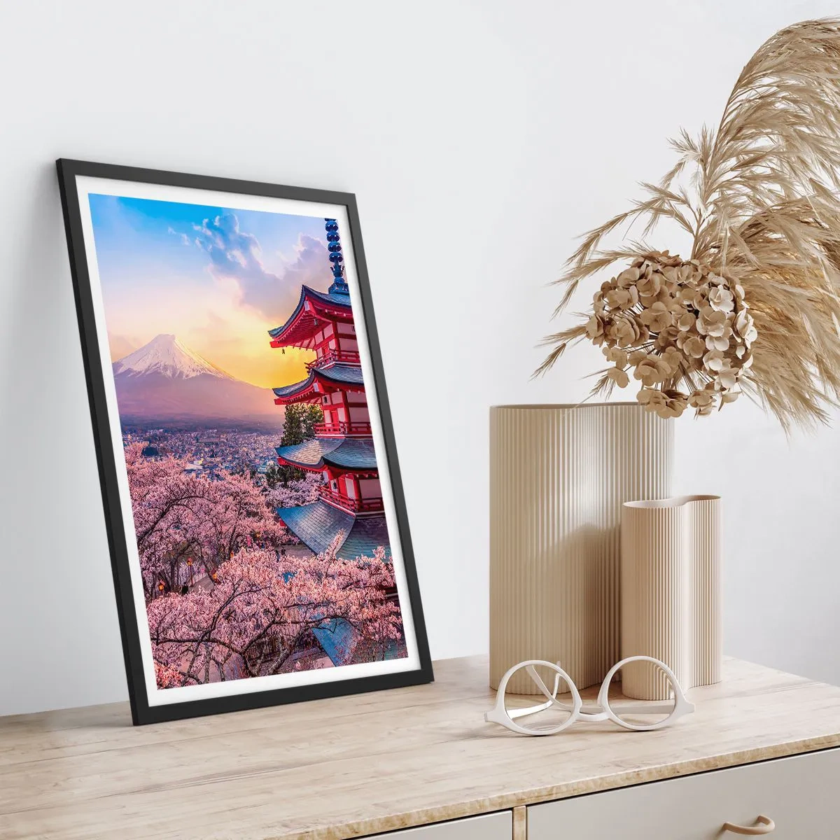 Plagát v čiernom ráme - Pagoda s výhľadom na horu Fudži obklopená čerešňovými kvetmi pri západe slnka - 50x70cm - Podstata japonského ducha - Moderná nástenná dekorácia do obývacej izby a spálne ARTTOR
