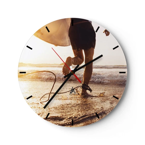 Nástenné hodiny - Surfer beží po pláži so svojou doskou pri západe slnka. - 30x30cm - V ústrety vlne - Moderná nástenná dekorácia do obývacej izby, kuchyne a spálne ARTTOR