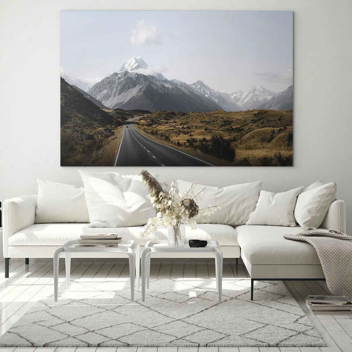 Obraz na skle - Asfaltová cesta vedúca k zasneženým horám - 70x50cm - Cesta do srdca hôr - Moderná nástenná dekorácia do obývacej izby a spálne ARTTOR