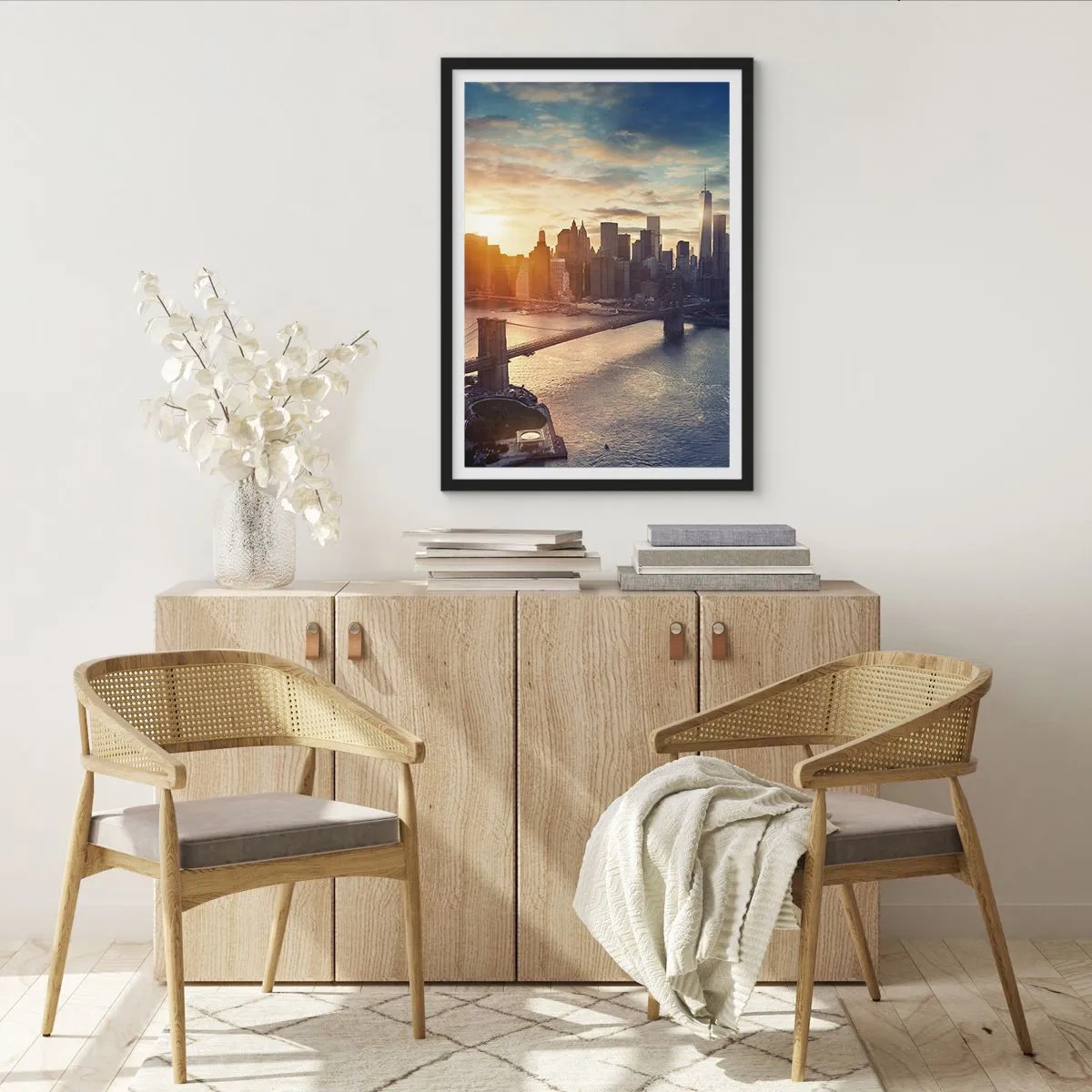 Plagát v čiernom ráme - Pohľad na Manhattan pri západe slnka s Brooklynským mostom - 50x70cm - Pomník kultúry Západu - Moderná nástenná dekorácia do obývacej izby a spálne ARTTOR