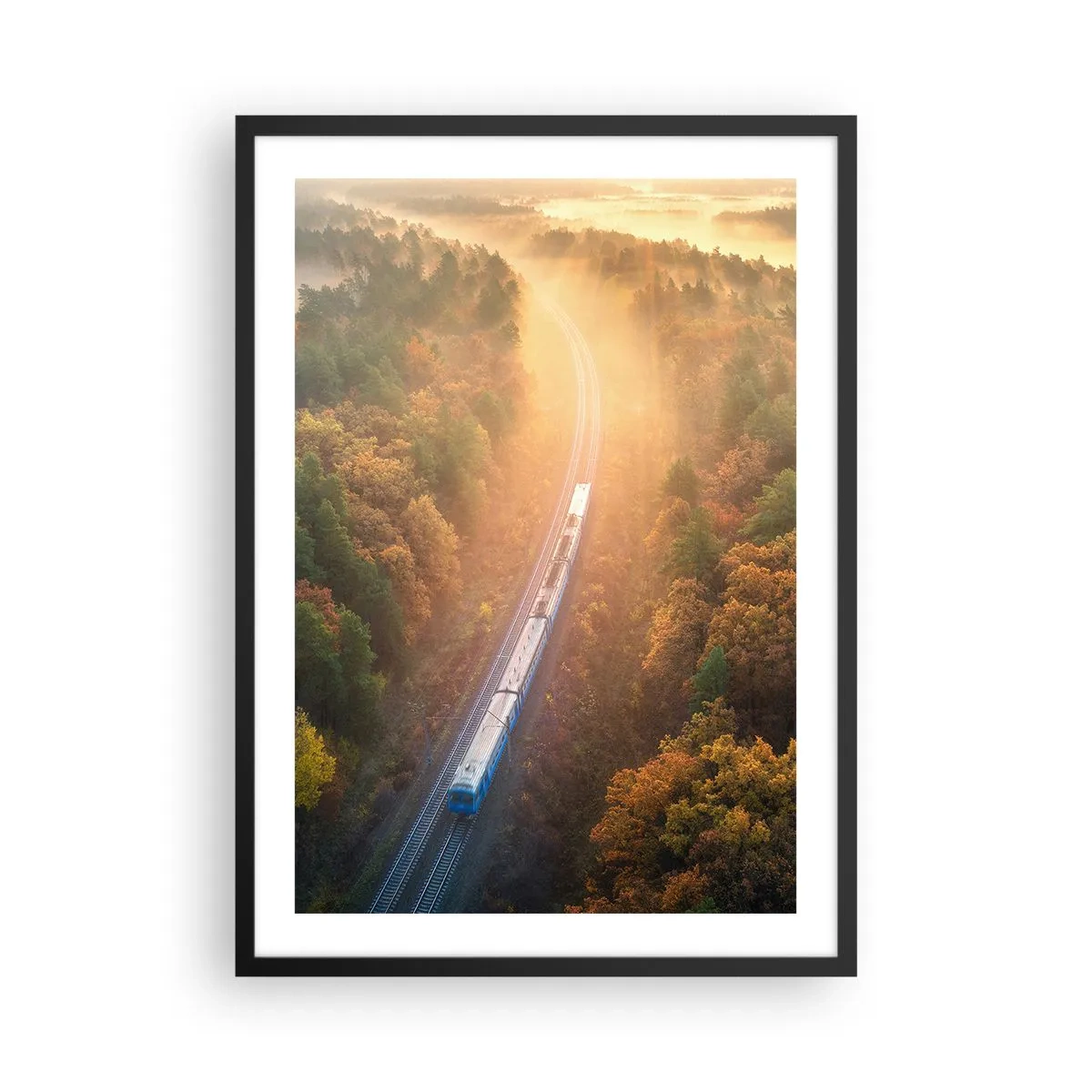 Plagát v čiernom ráme - Vlak prechádzajúci jesenným lesom v lúčoch vychádzajúceho slnka - 50x70cm - Jesenná cesta - Moderná nástenná dekorácia do obývacej izby a spálne ARTTOR