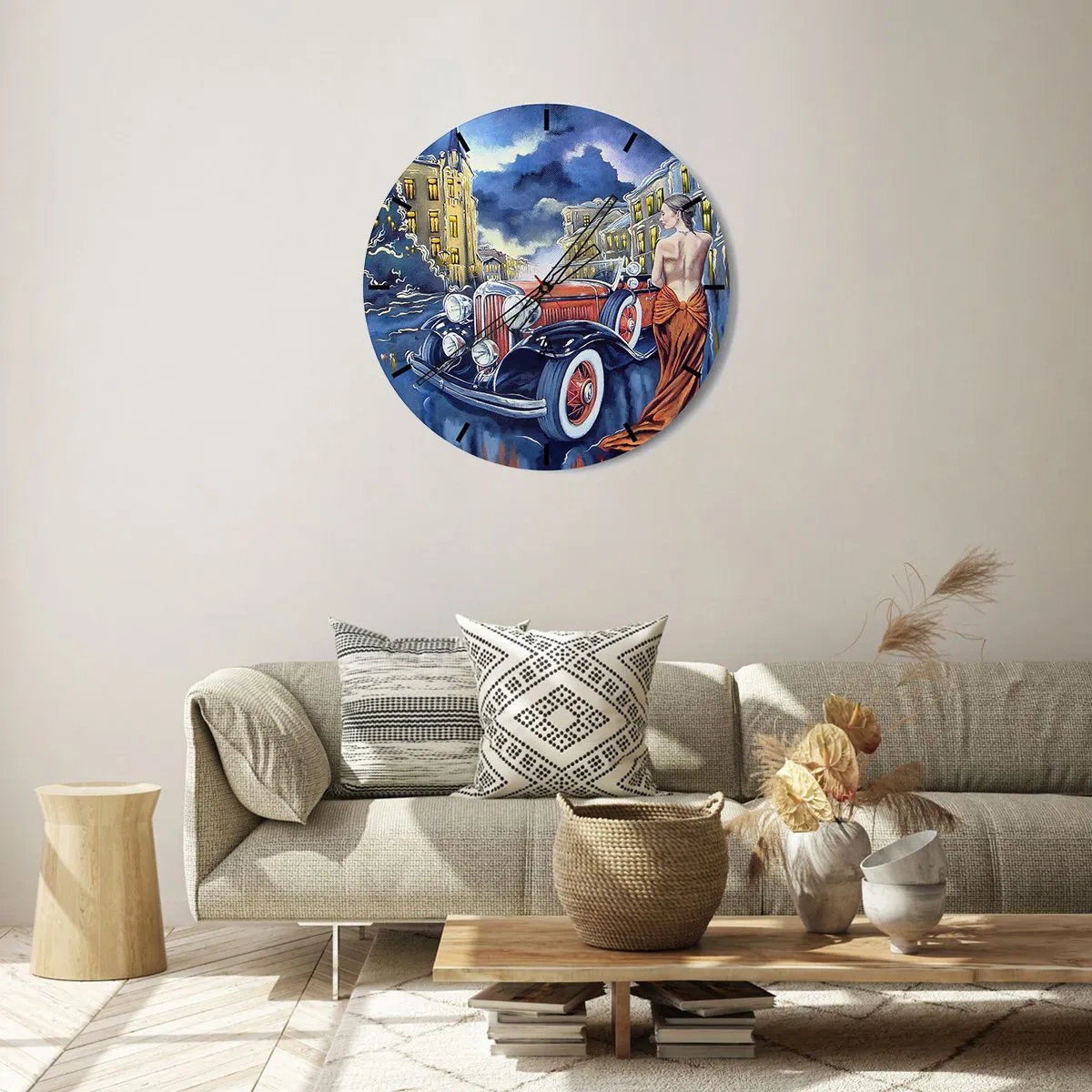 Nástenné hodiny - Žena v oranžových šatách vedľa retro auta s mestom v pozadí. - 30x30cm - Nokturno v modrej a koralovej - Moderná nástenná dekorácia do obývacej izby, kuchyne a spálne ARTTOR