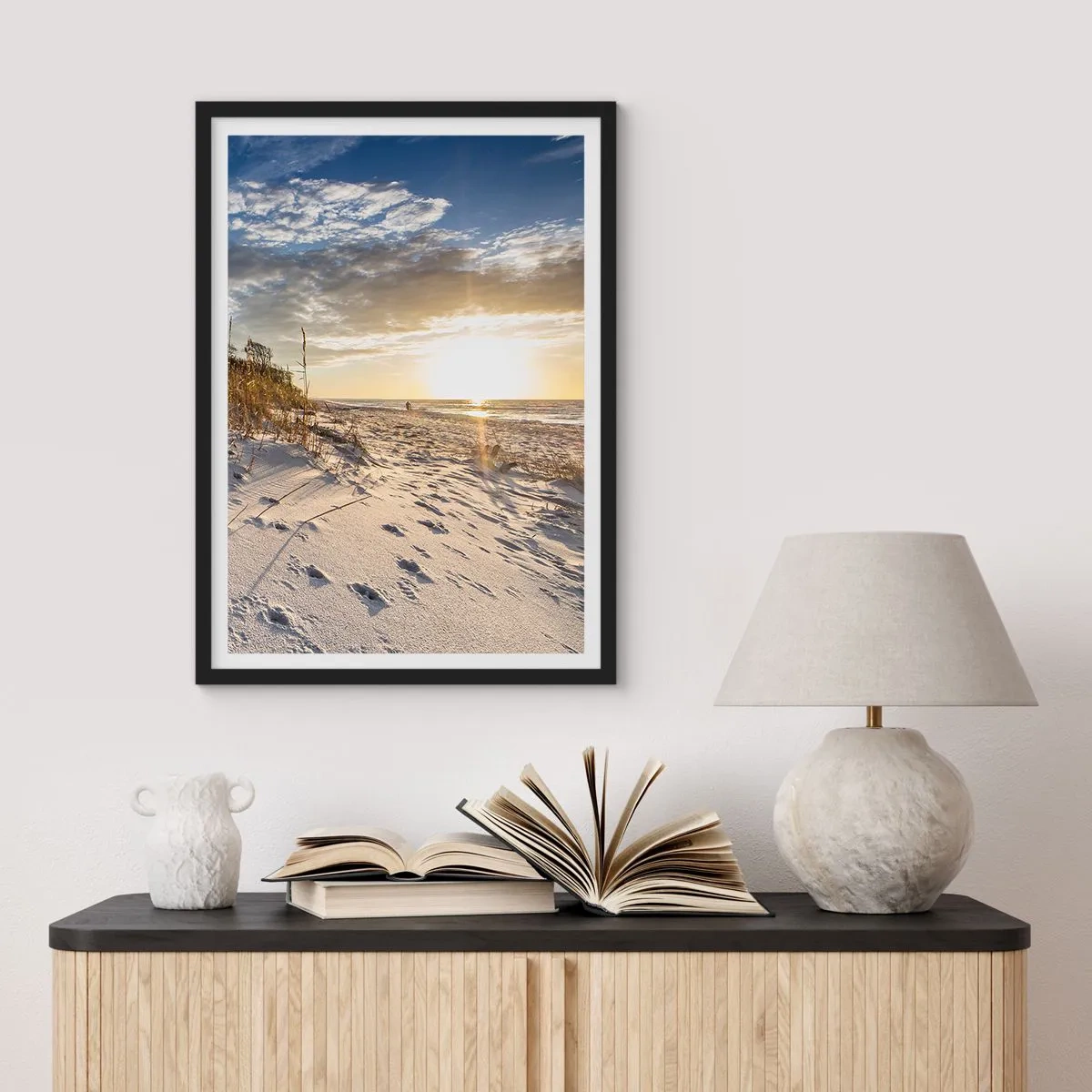 Plagát v čiernom ráme - Piesočnatá pláž osvetlená zapadajúcim slnkom - 50x70cm - Pozvánka na prechádzku - Moderná nástenná dekorácia do obývacej izby a spálne ARTTOR