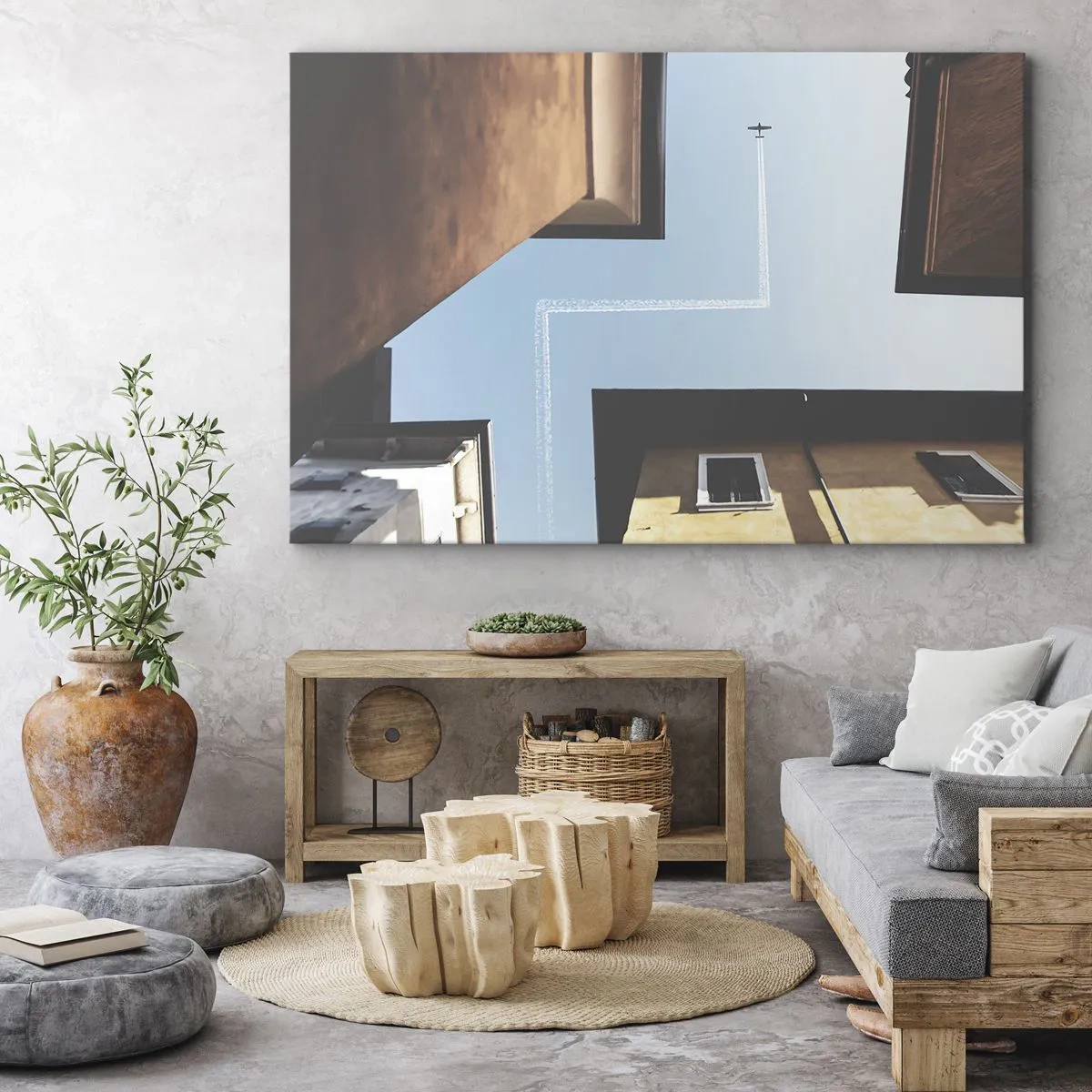 Obraz na plátne - Pohľad na lietadlo a jeho stopu na oblohe z pouličnej perspektívy - 70x50cm - Nad mestským labyrintom - Moderná nástenná dekorácia do obývacej izby a spálne ARTTOR