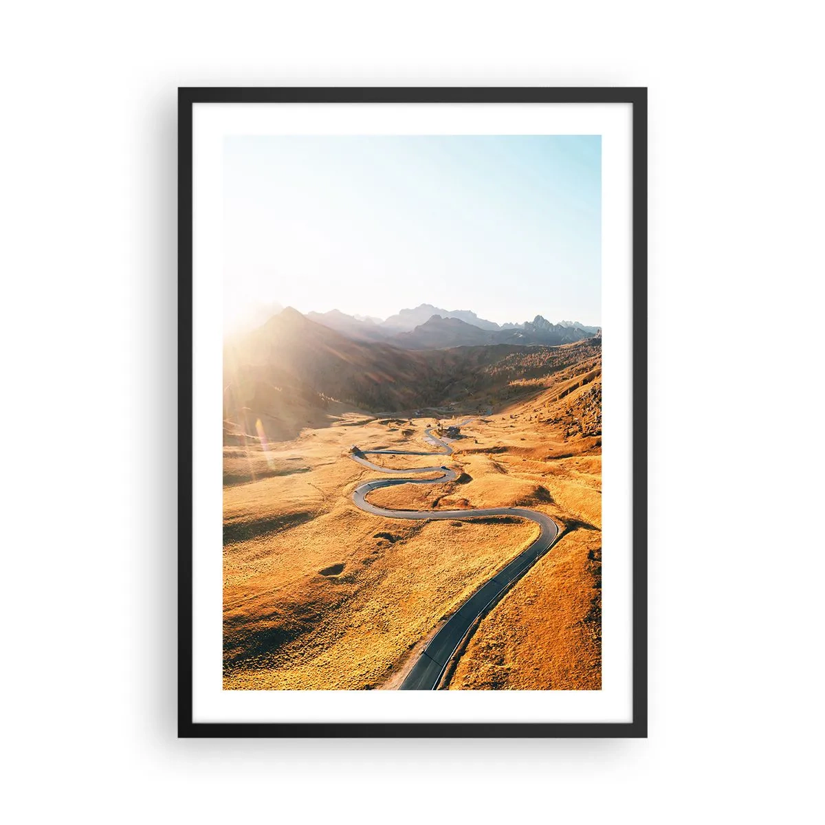 Plagát v čiernom ráme - Kľukatá cesta cez zlaté polia osvetlené slnkom - 50x70cm - V zlatom údolí - Moderná nástenná dekorácia do obývacej izby a spálne ARTTOR