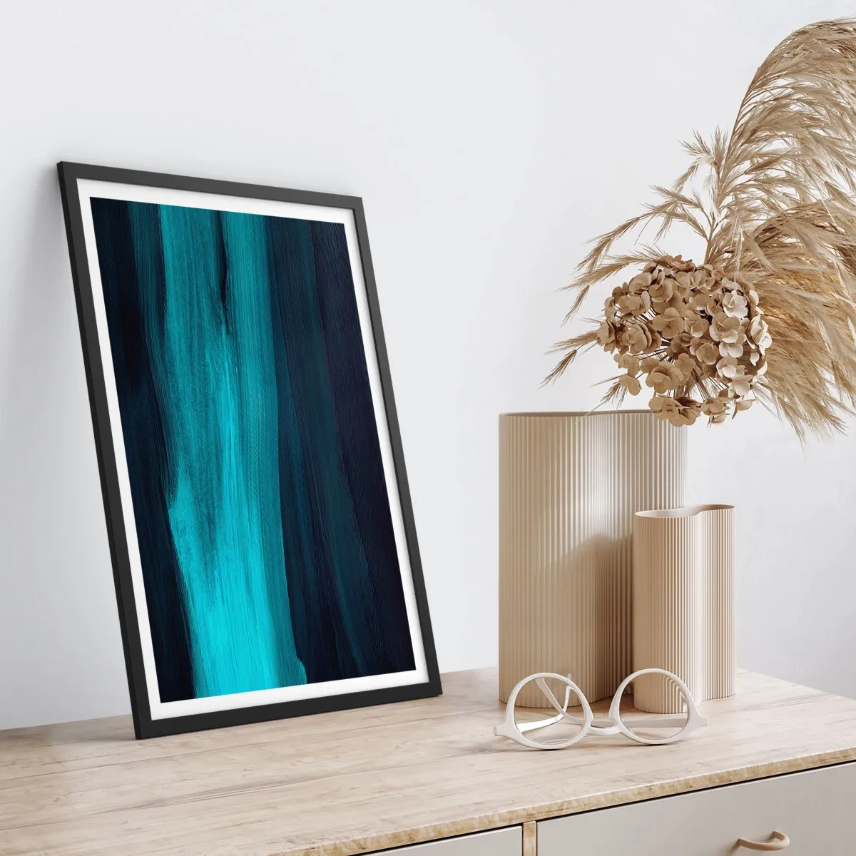 Plagát v čiernom ráme - Abstraktná kompozícia v odtieňoch čiernej a tyrkysovej - 50x70cm - Plávaj s prúdom - Moderná nástenná dekorácia do obývacej izby a spálne ARTTOR