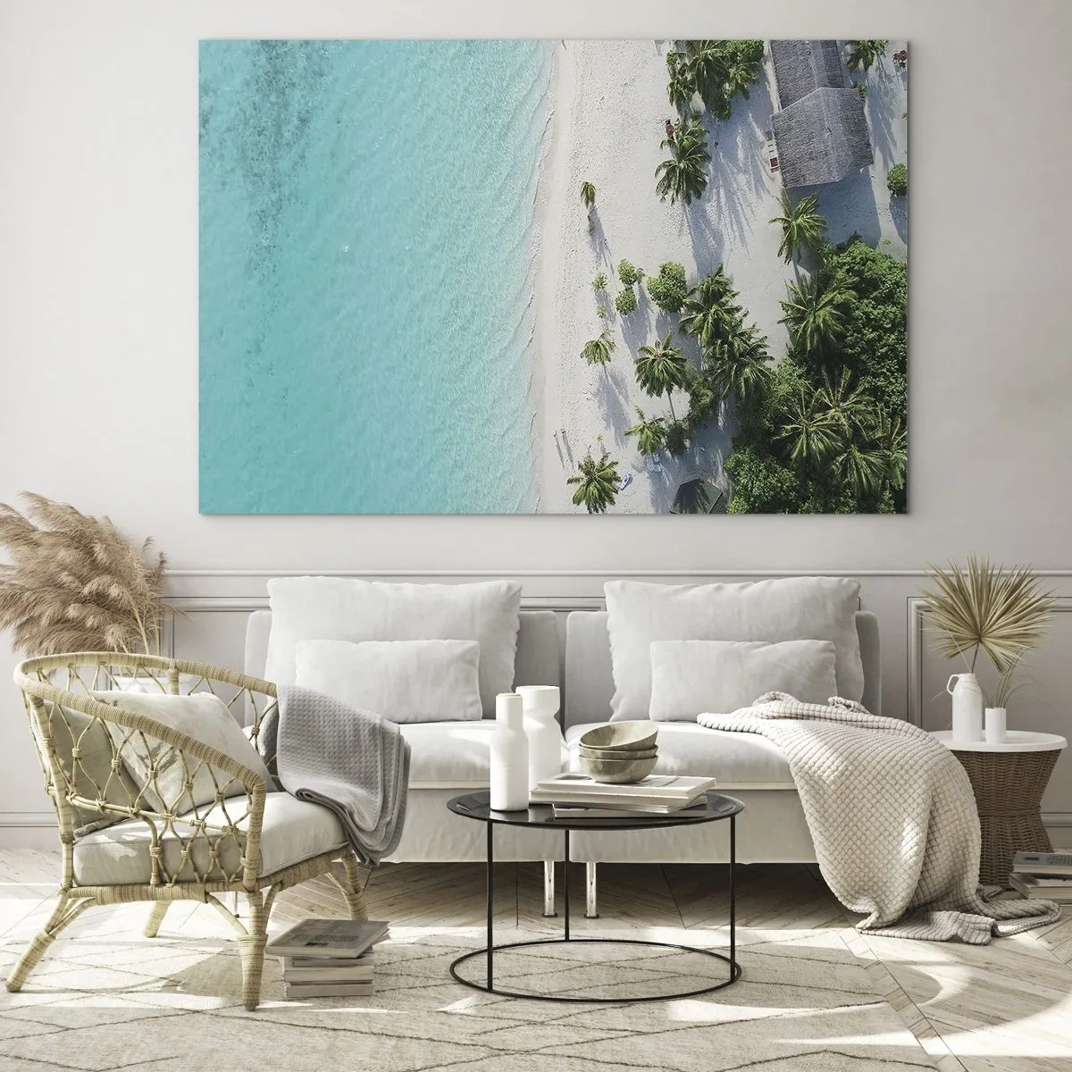 Obraz na skle - Pohľad z vtáčej perspektívy na tropickú pláž s palmami a tyrkysovým morom - 70x50cm - Dovolenka v raji - Moderná nástenná dekorácia do obývacej izby a spálne ARTTOR