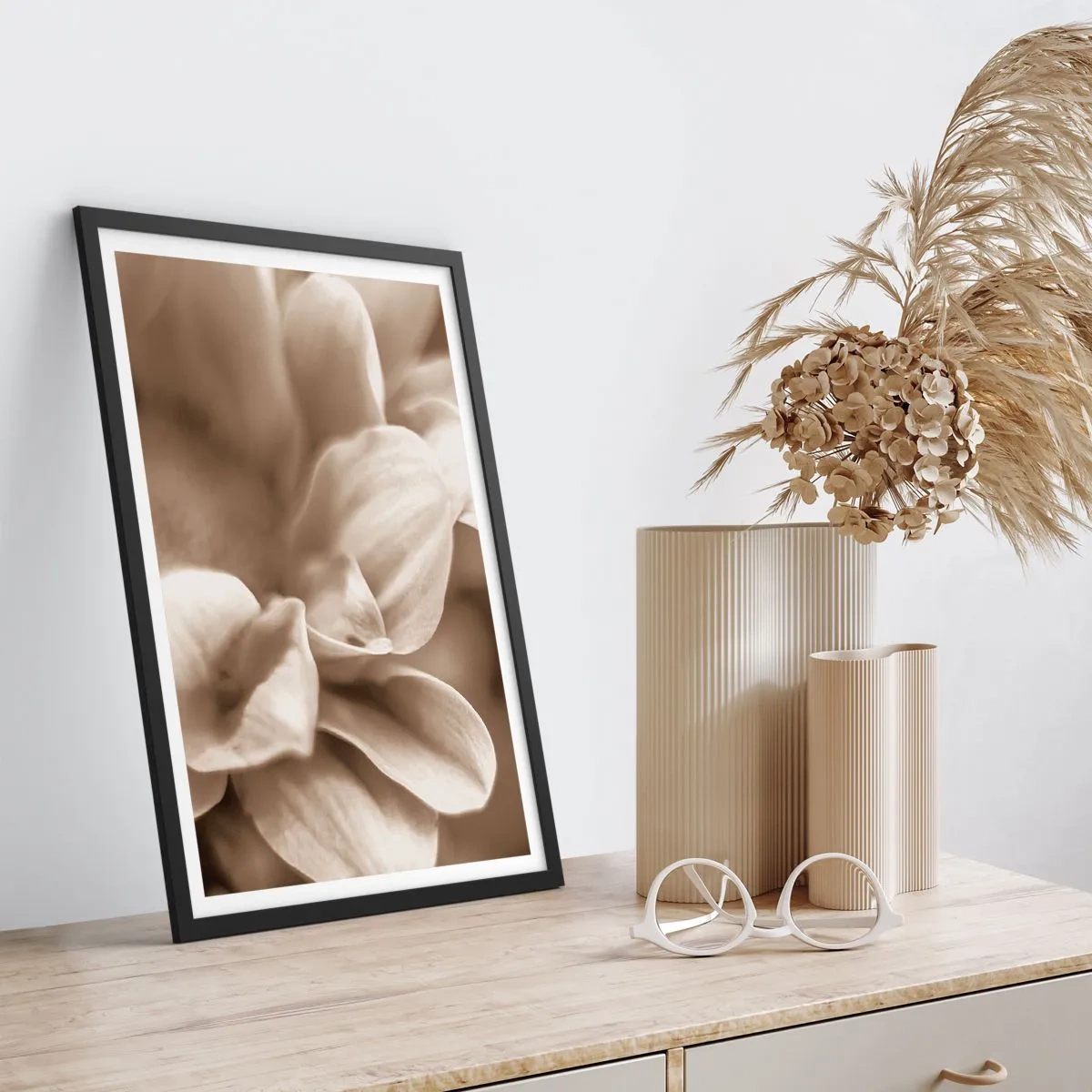 Plagát v čiernom ráme - Detailný záber na jemné sépiovo zafarbené lupienky kvetov - 50x70cm - Nežné ako úsmev - Moderná nástenná dekorácia do obývacej izby a spálne ARTTOR