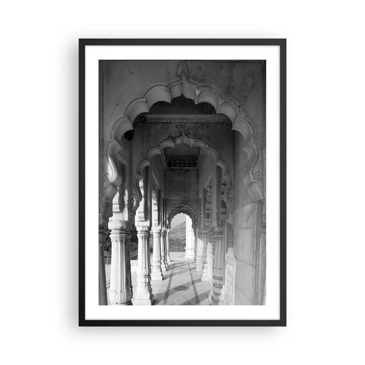 Plagát v čiernom ráme - Čiernobiela fotografia architektúry so stĺpmi - 50x70cm - Tu sa odohrávajú príbehy Východu - Moderná nástenná dekorácia do obývacej izby a spálne ARTTOR