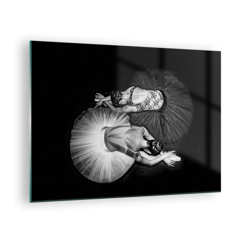 Obraz na skle - Dve baleríny v pokojnej póze v čiernobielych baletných sukničkách - 70x50cm - Jin a jang – ideálna rovnováha - Moderná nástenná dekorácia do obývacej izby a spálne ARTTOR