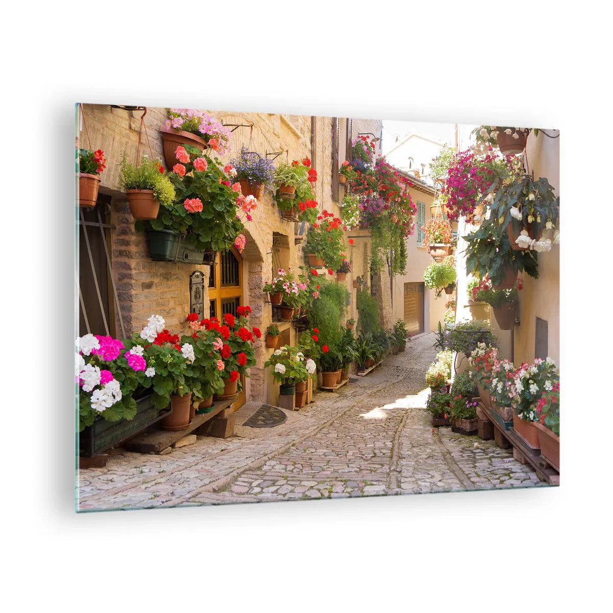 Obraz na skle - Malebná ulica s kvetmi v kvetináčoch - 70x50cm - V záplave kvetov - Moderná nástenná dekorácia do obývacej izby a spálne ARTTOR