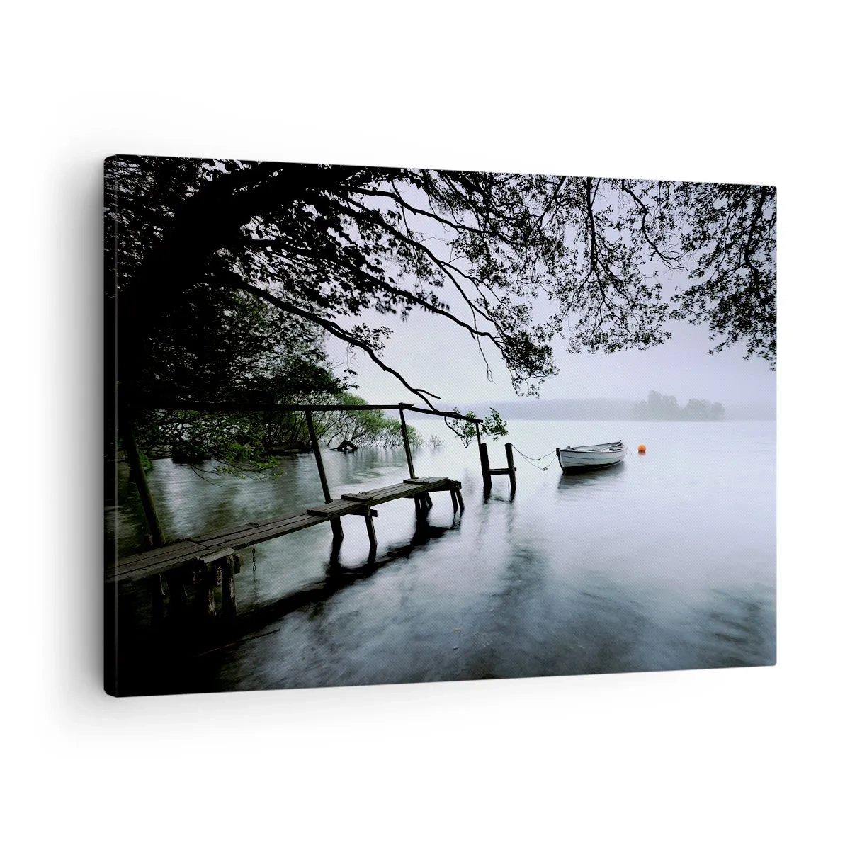 Obraz na plátne - Mólo nad vodou s loďou v pozadí obklopenou hmlistou krajinou - 70x50cm - Už odpočívaš - Moderná nástenná dekorácia do obývacej izby a spálne ARTTOR