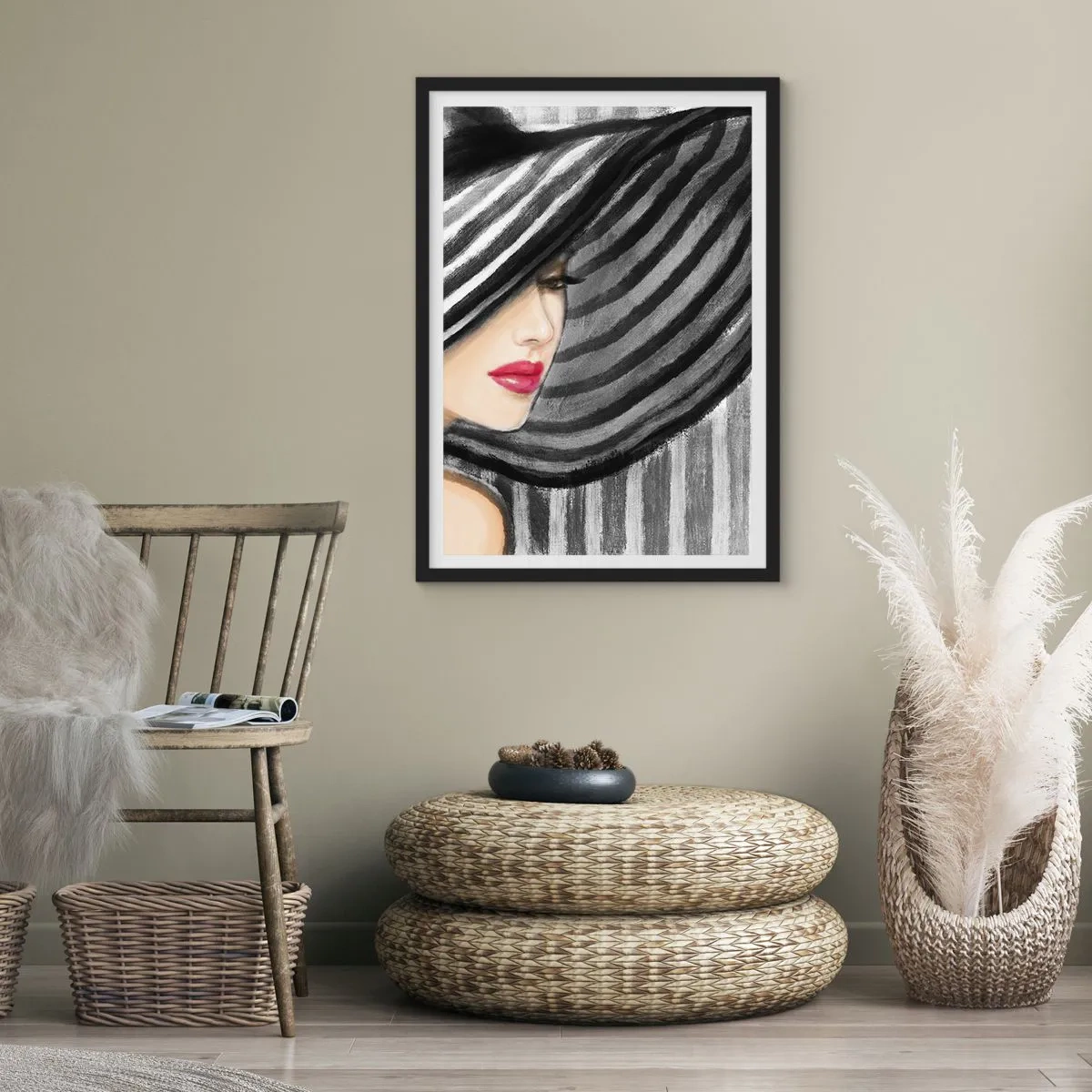 Plagát v čiernom ráme - Žena v širokom klobúku s červenými perami - 50x70cm - Kde ťa hľadať? - Moderná nástenná dekorácia do obývacej izby a spálne ARTTOR