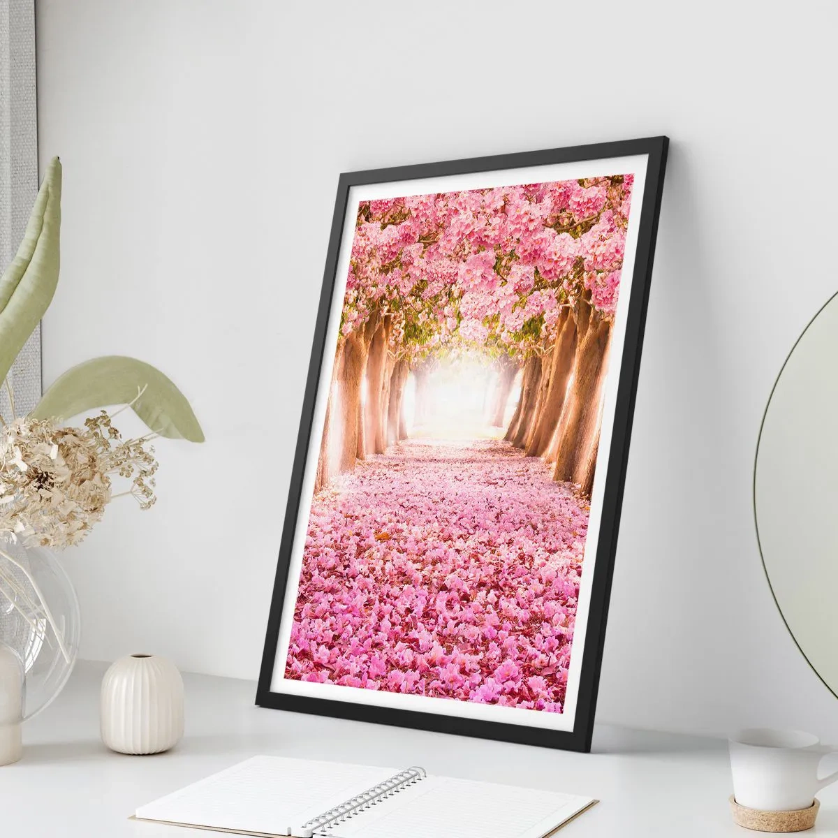 Plagát v čiernom ráme - Alej čerešní s ružovým kvetinovým kobercom - 50x70cm - Cesta do raja - Moderná nástenná dekorácia do obývacej izby a spálne ARTTOR
