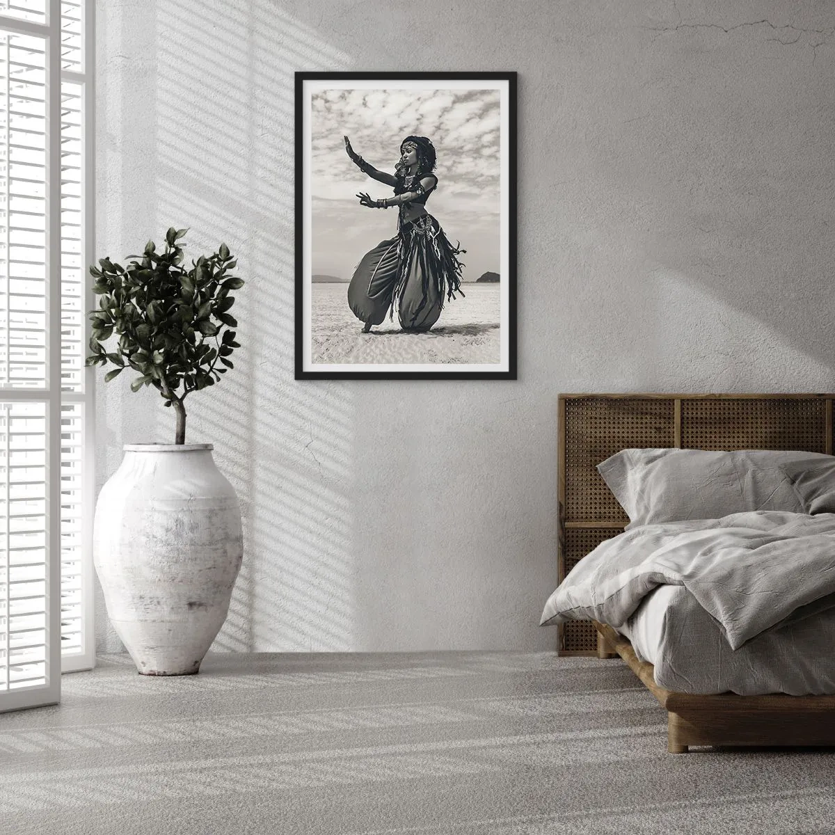 Plagát v čiernom ráme - Etnická tanečnica na pozadí púštnej krajiny - 50x70cm - Tanec južných ostrovov - Moderná nástenná dekorácia do obývacej izby a spálne ARTTOR