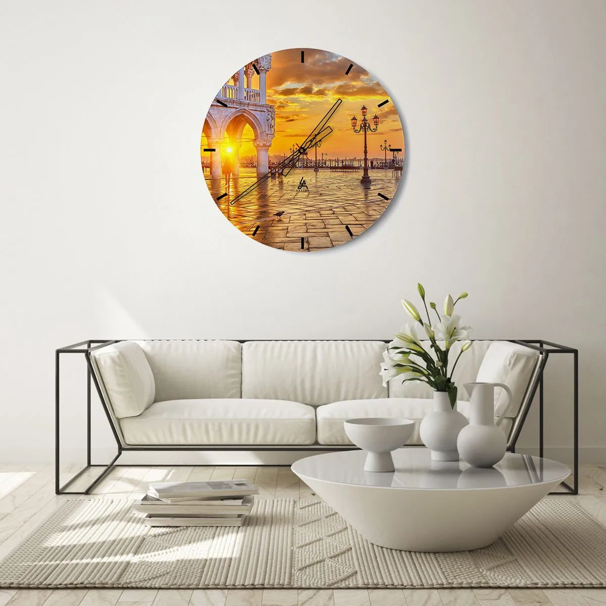 Nástenné hodiny - Námestie pri východe slnka s lampášmi a architektonickými stĺpmi - 30x30cm - Kde sú všetci? - Moderná nástenná dekorácia do obývacej izby, kuchyne a spálne ARTTOR