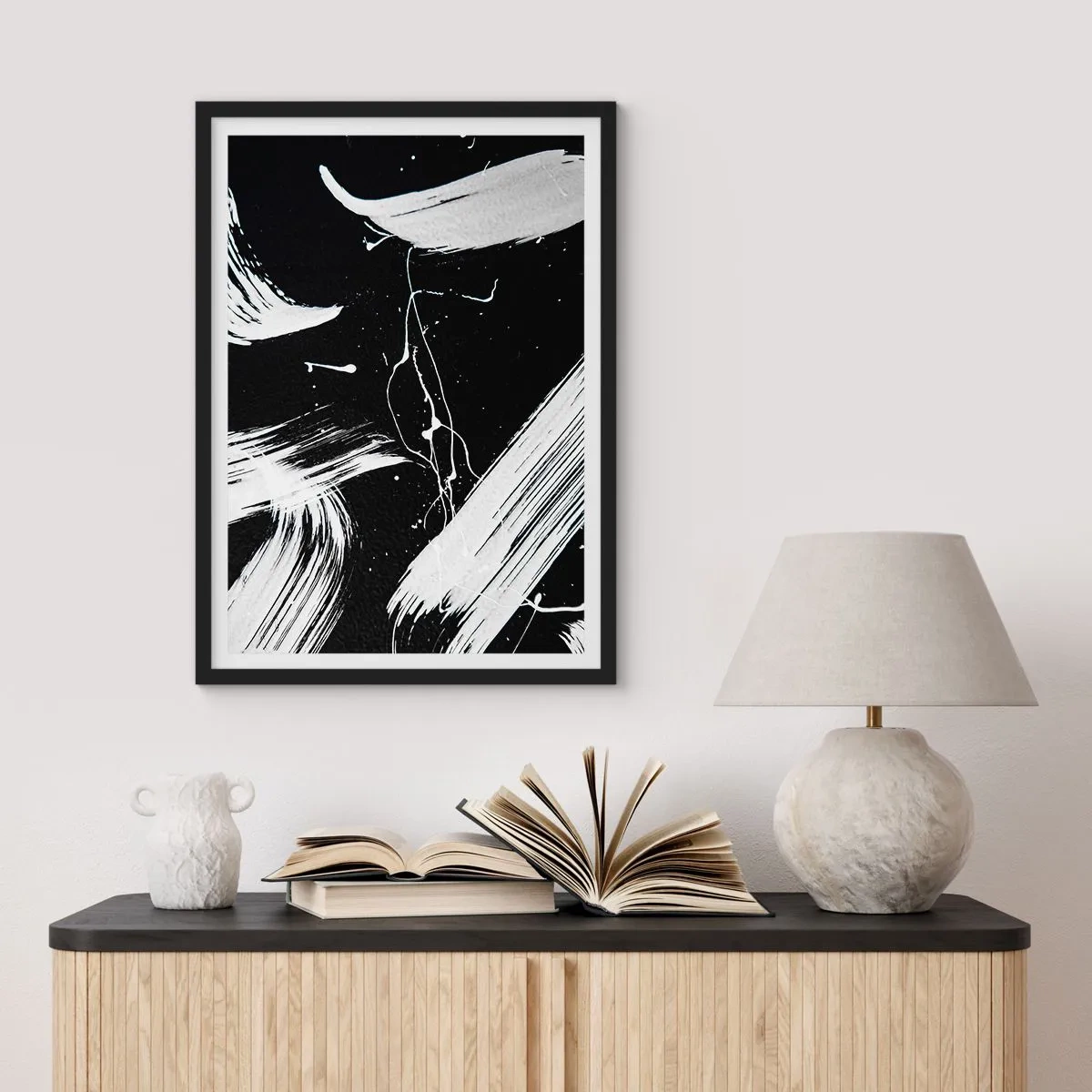 Plagát v čiernom ráme - Abstraktná kompozícia čiernobielych ťahov štetcom - 50x70cm - Prelomiť temnotu - Moderná nástenná dekorácia do obývacej izby a spálne ARTTOR