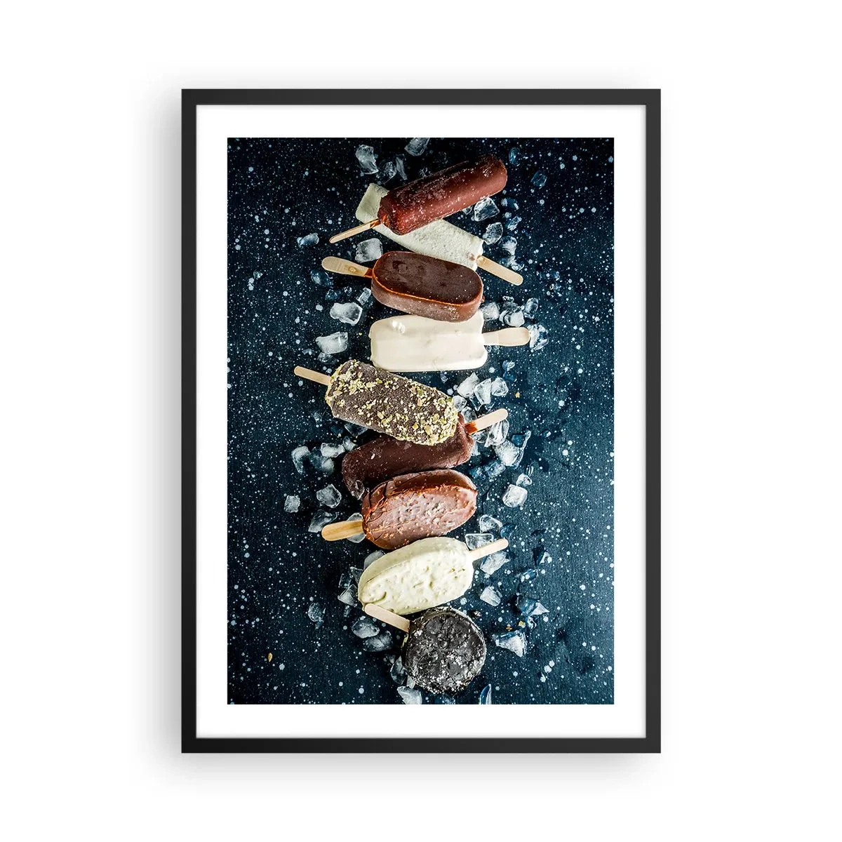 Plagát v čiernom ráme - Rôzne nanuky obklopené ľadom na pozadí tmavej oblohy - 50x70cm - Chuť horúceho leta - Moderná nástenná dekorácia do obývacej izby a spálne ARTTOR