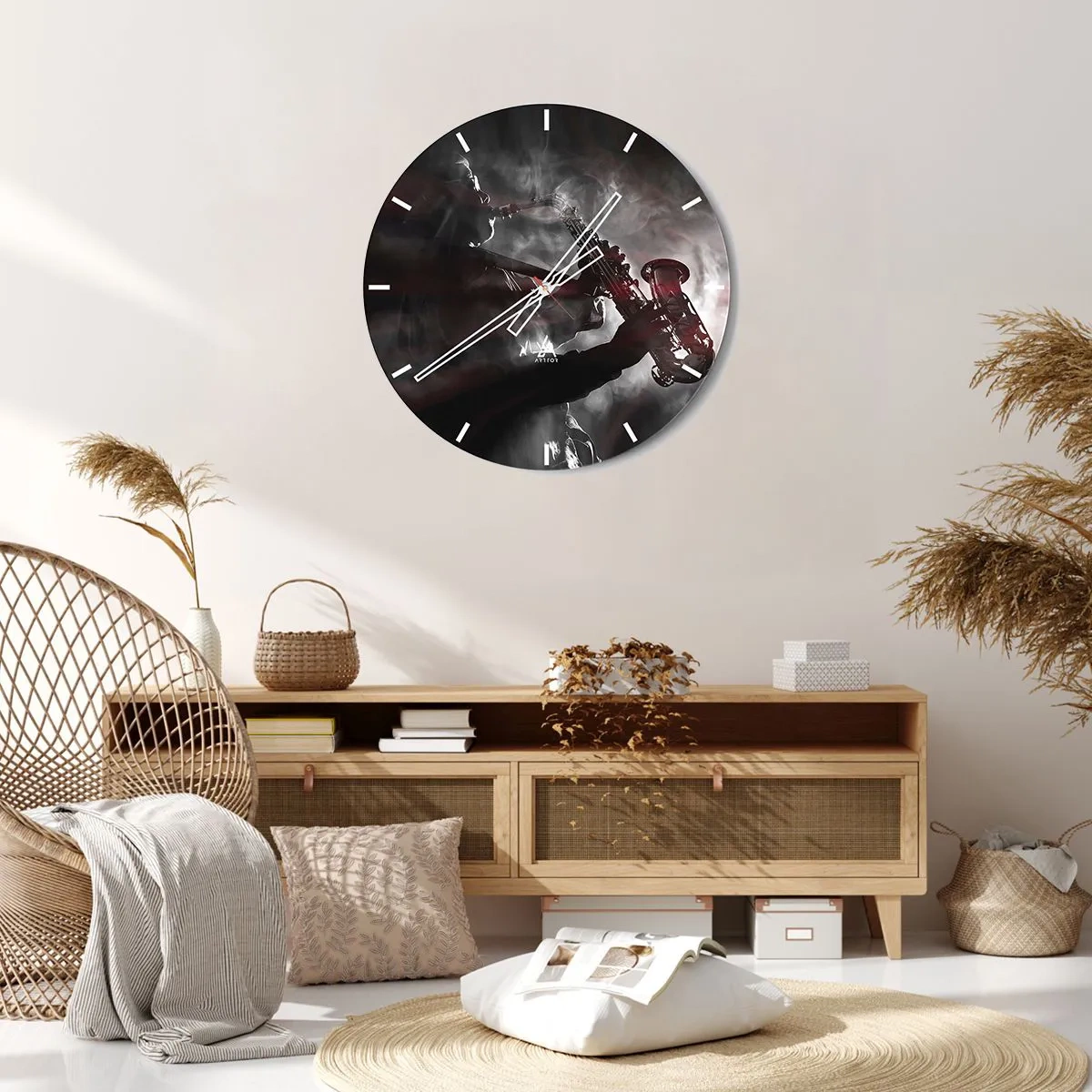 Nástenné hodiny - Saxofonista v dyme v čiernobielom štýle - 30x30cm - V oparoch jazzu - Moderná nástenná dekorácia do obývacej izby, kuchyne a spálne ARTTOR