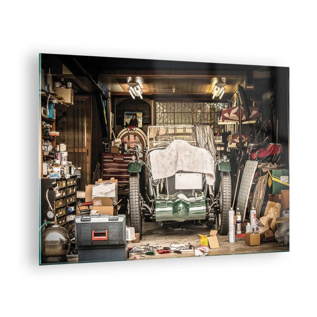 Obraz na skle - Starožitná garáž s autom prikrytým látkou, obklopená náradím a krabicami - 70x50cm - Späť do minulosti - Moderná nástenná dekorácia do obývacej izby a spálne ARTTOR