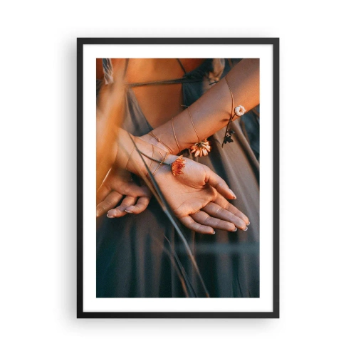 Plagát v čiernom ráme - Ruky prepletené s jemnými kvetmi v zlatom svetle - 50x70cm - Prepojená s prírodou - Moderná nástenná dekorácia do obývacej izby a spálne ARTTOR