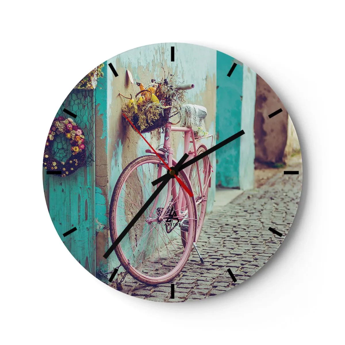 Nástenné hodiny - Ružový bicykel vedľa tyrkysovej steny na dláždenej ulici - 30x30cm - Hneď sa vrátim - Moderná nástenná dekorácia do obývacej izby, kuchyne a spálne ARTTOR