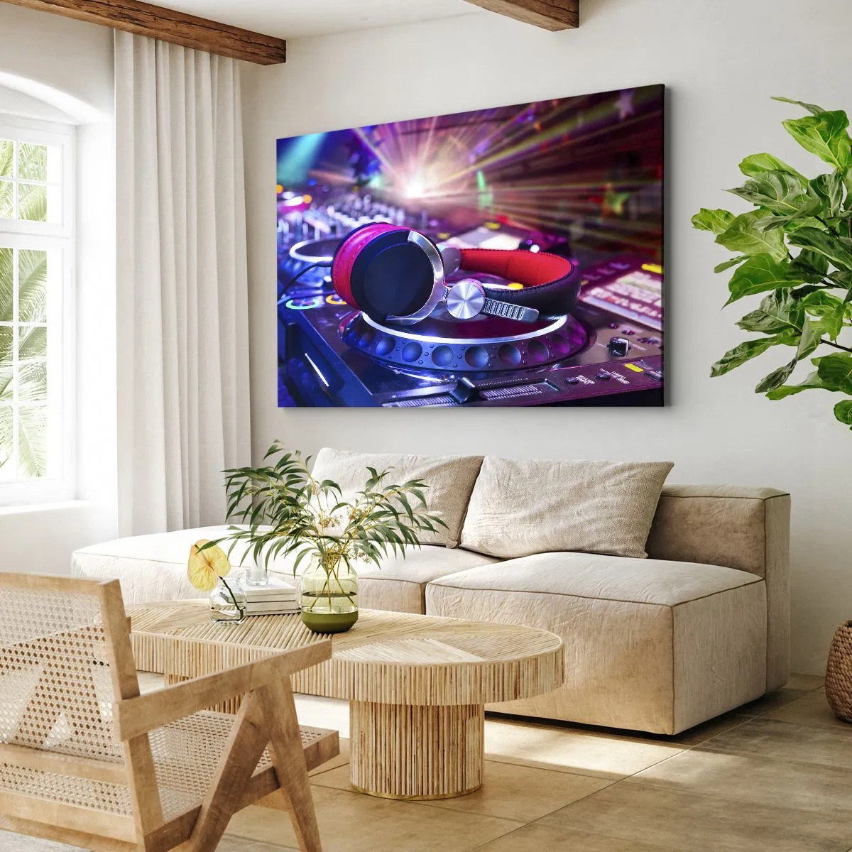 Obraz na plátne - DJ slúchadlá na konzole osvetlenej reflektormi na párty - 70x50cm - Bude, bude sa diať - Moderná nástenná dekorácia do obývacej izby a spálne ARTTOR