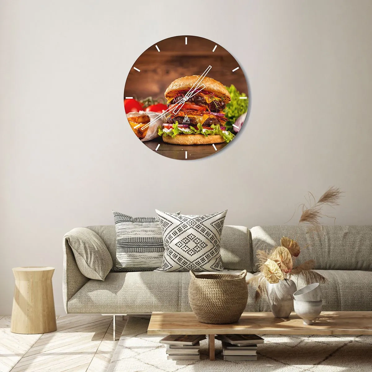 Nástenné hodiny - Šťavnatý burger s polevami na drevenom pozadí - 30x30cm - Zakázané ovocie - Moderná nástenná dekorácia do obývacej izby, kuchyne a spálne ARTTOR