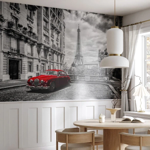 Fototapeta Standard Eco - Čiernobiela panoráma Paríža s červeným autom - 100x70cm - Dravec v meste - Moderná nástenná dekorácia do obývacej izby a spálne ARTTOR