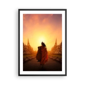 Plagát v čiernom ráme - Budhistický mních v lúčoch vychádzajúceho slnka - 50x70cm - V kľude večnosťou - Moderná nástenná dekorácia do obývacej izby a spálne ARTTOR