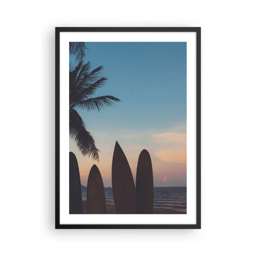 Plagát v čiernom ráme - Surfovacie dosky na pláži so západom slnka a palmami v pozadí - 50x70cm - Zajtra bude tiež zábava - Moderná nástenná dekorácia do obývacej izby a spálne ARTTOR