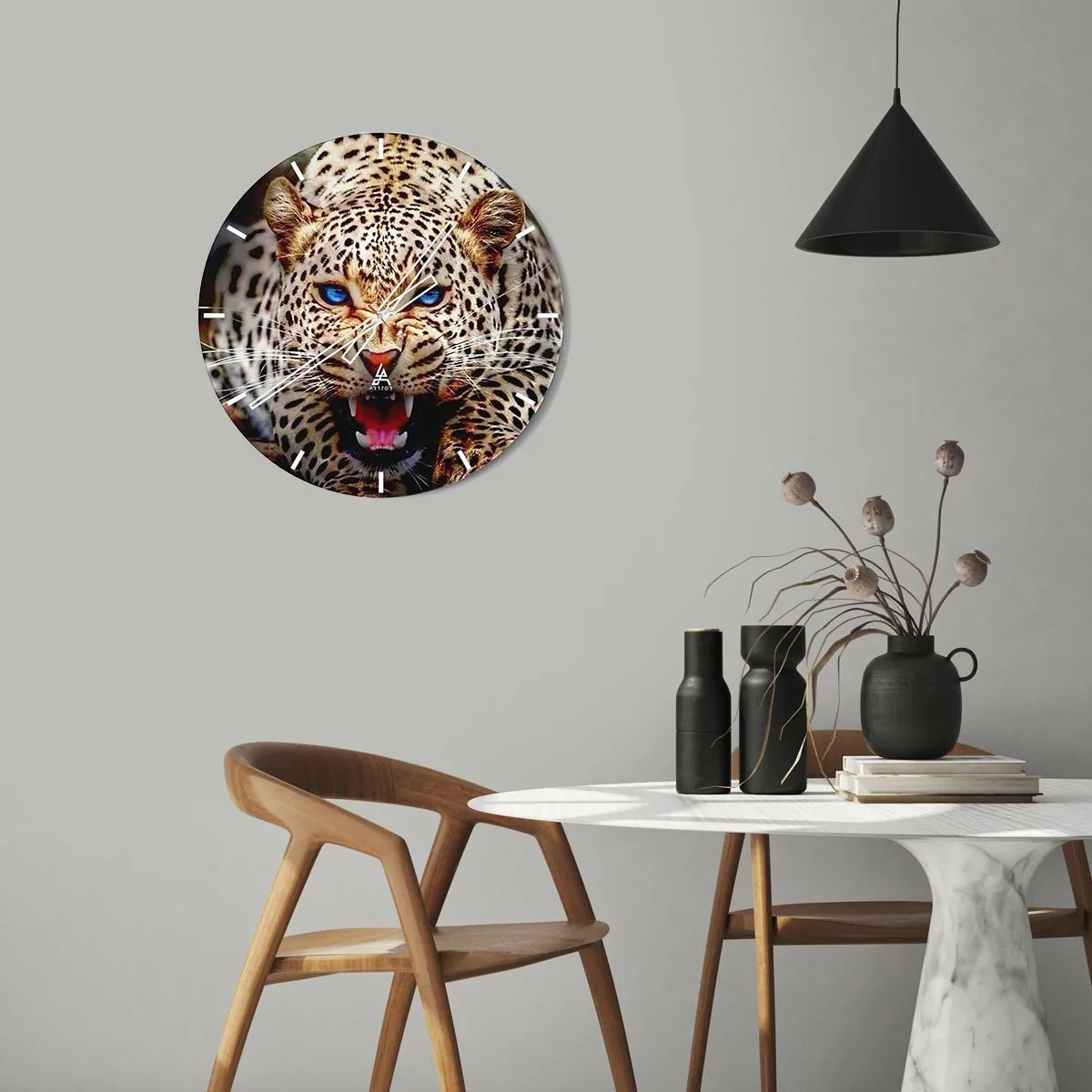 Nástenné hodiny - Hrozivý leopard s modrými očami na pozadí prírody - 30x30cm - Zlosť kráse neškodí - Moderná nástenná dekorácia do obývacej izby, kuchyne a spálne ARTTOR