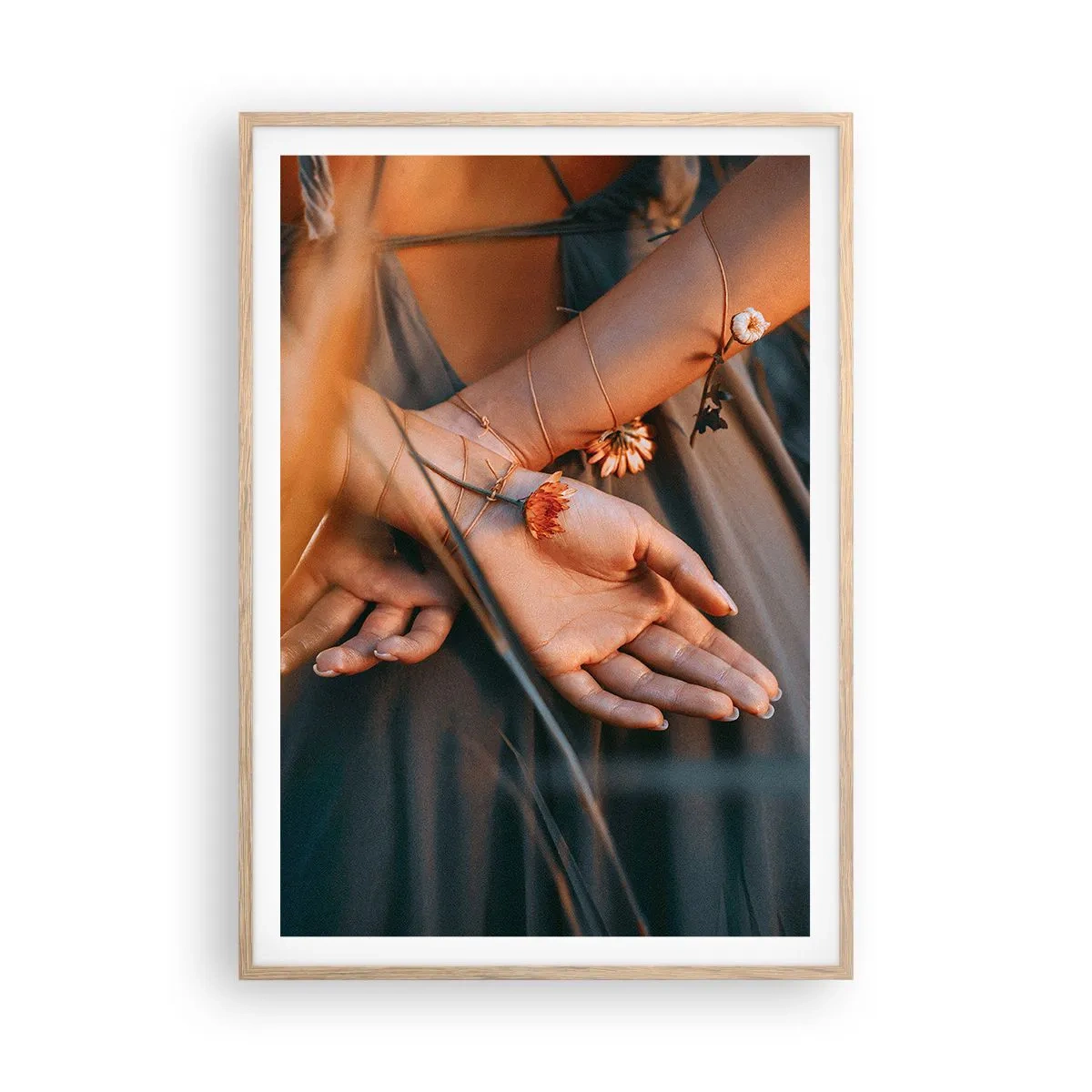 Plagát v ráme zo svetlého duba - Prepojená s prírodou - 70x100 cm