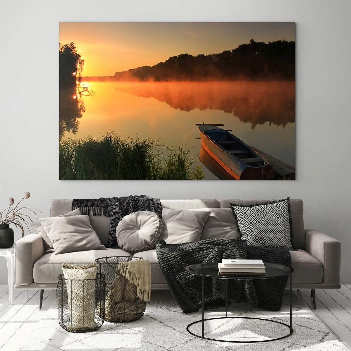 Obraz na skle - Východ slnka nad pokojným jazerom s loďkou na brehu - 70x50cm - Východ slnka pri vode ako povrch zrkadla - Moderná nástenná dekorácia do obývacej izby a spálne ARTTOR