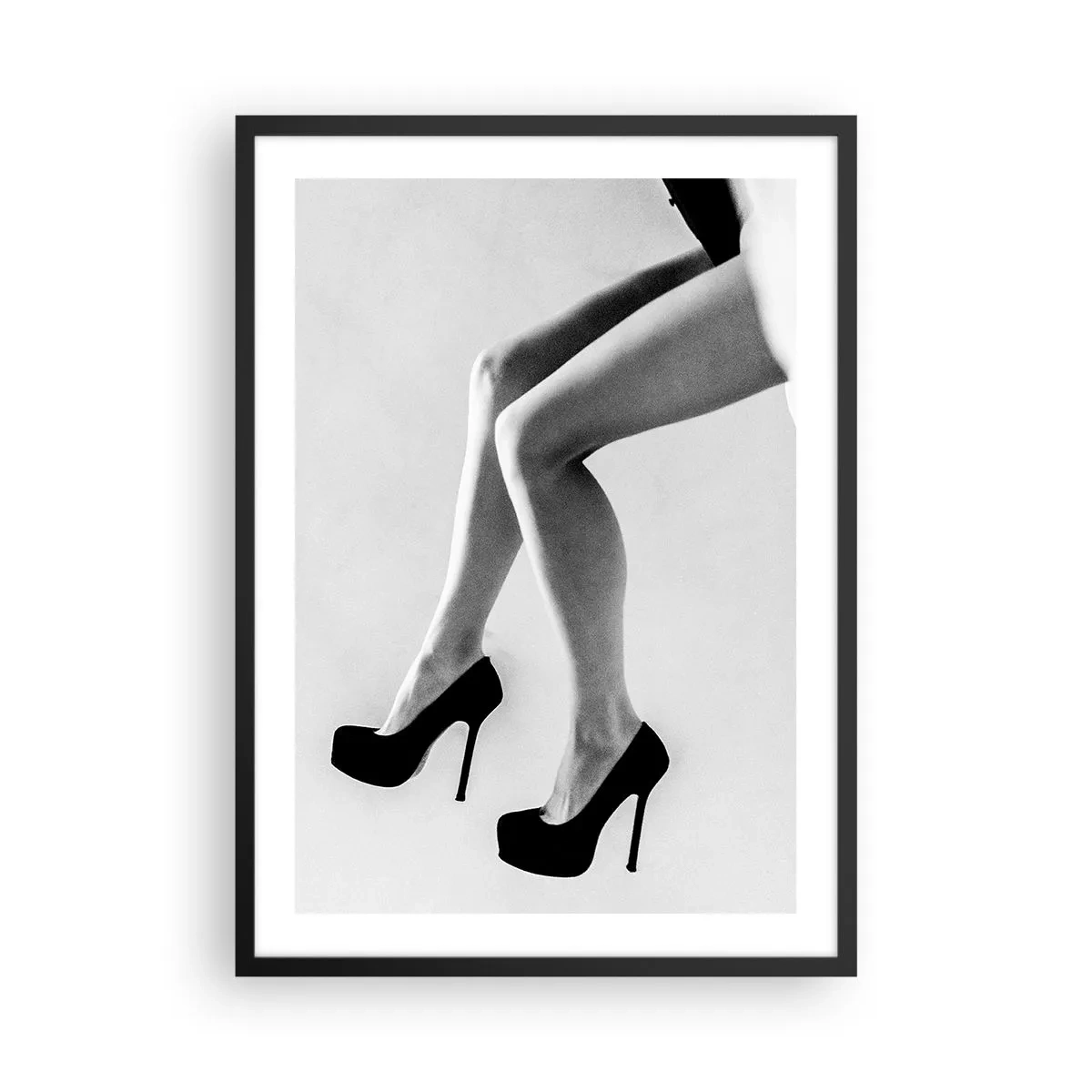 Plagát v čiernom ráme - Čiernobiela fotografia ženských nôh na vysokých podpätkoch - 50x70cm - Večná ženskosť - Moderná nástenná dekorácia do obývacej izby a spálne ARTTOR