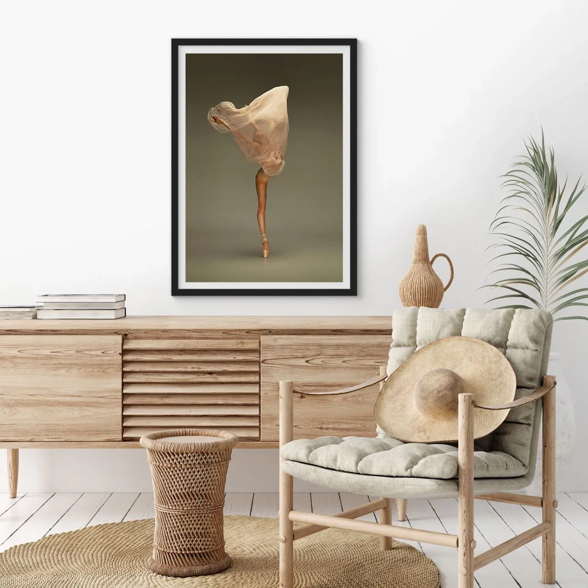 Plagát v čiernom ráme - Baletka tancuje, obklopená jemnou látkou, v decentnej póze. - 50x70cm - Hneď poletí - Moderná nástenná dekorácia do obývacej izby a spálne ARTTOR