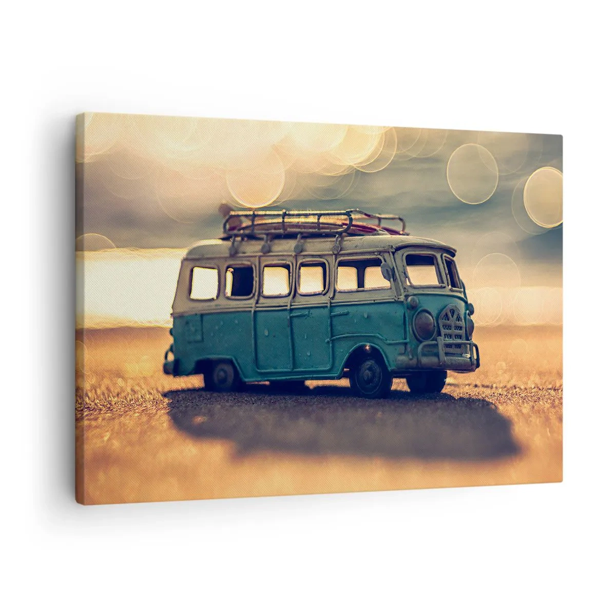 Obraz na plátne - Retro autobus proti rozmazanému svetlu - 70x50cm - Koniec bôžikov: peňazí a práce - Moderná nástenná dekorácia do obývacej izby a spálne ARTTOR