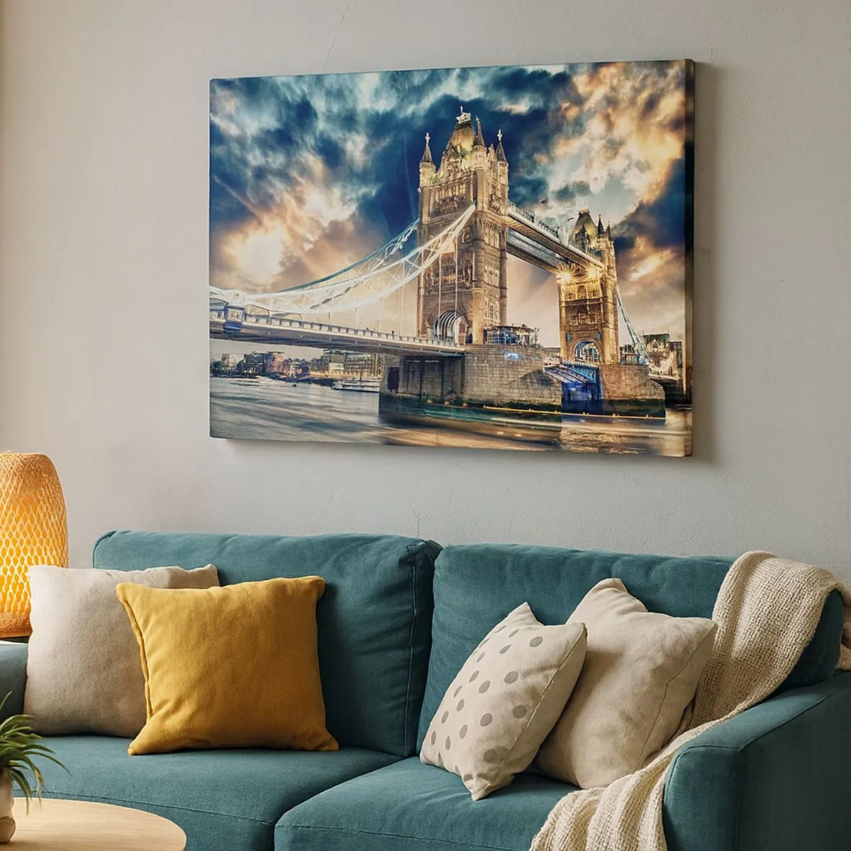Obraz na plátne - Tower Bridge za súmraku na pozadí dynamickej oblohy - 70x50cm - Pomník viktoriánskeho impéria - Moderná nástenná dekorácia do obývacej izby a spálne ARTTOR