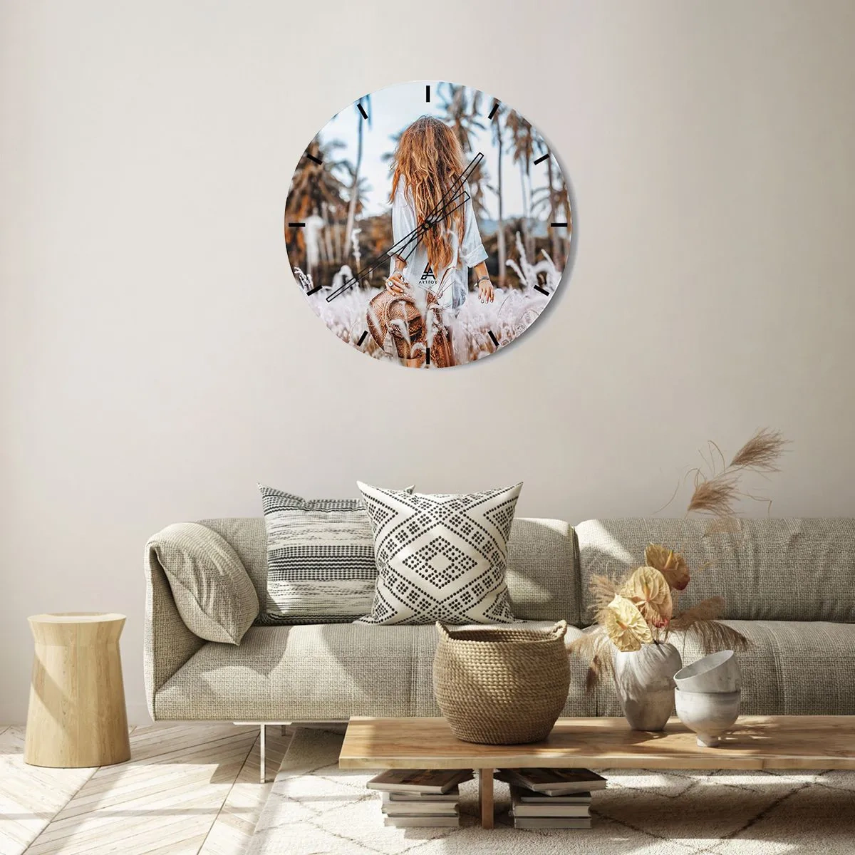 Nástenné hodiny - Žena na trávnatom poli s palmami v pozadí - 30x30cm - Zrodená z trávnej páperie - Moderná nástenná dekorácia do obývacej izby, kuchyne a spálne ARTTOR