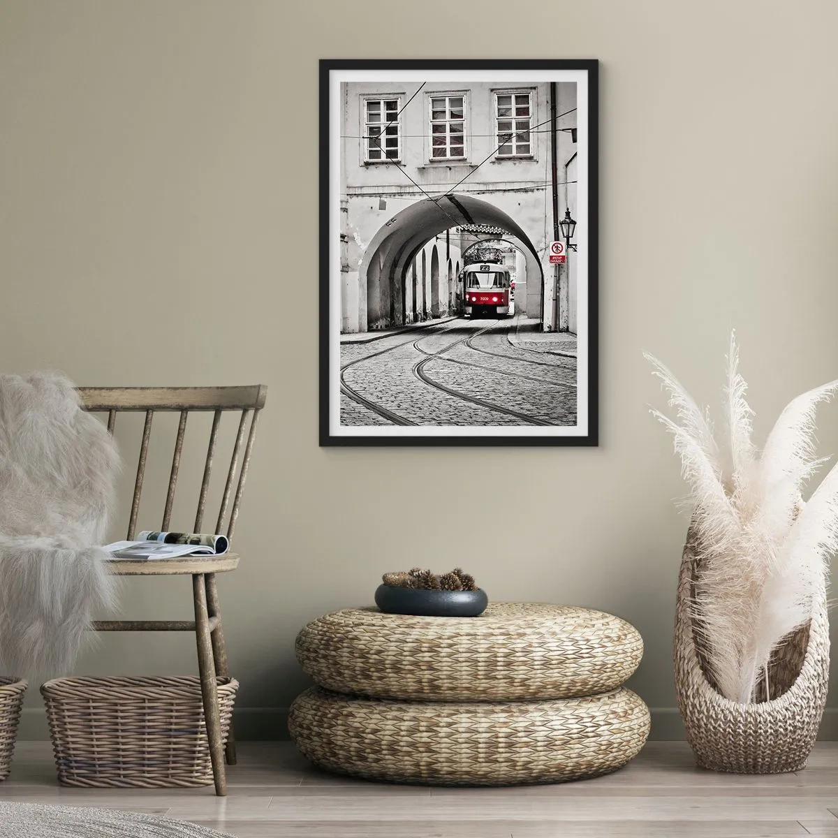 Plagát v čiernom ráme - Červená električka v čiernobielom prostredí - 50x70cm - Mestským labyrintom - Moderná nástenná dekorácia do obývacej izby a spálne ARTTOR
