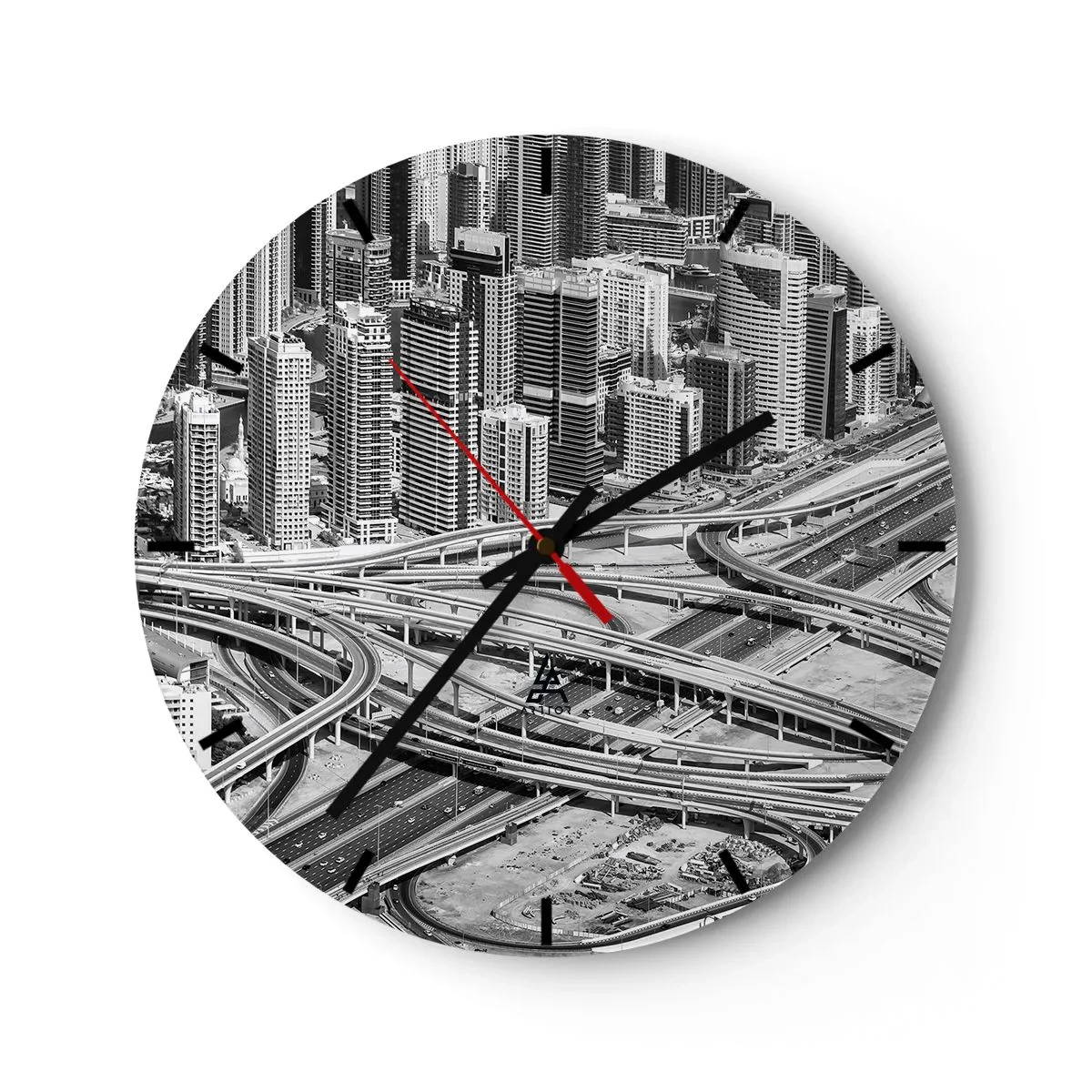 Nástenné hodiny - Čiernobiela fotografia mesta s hustou sieťou diaľnic. - 30x30cm - Dubaj – neskutočné mesto - Moderná nástenná dekorácia do obývacej izby, kuchyne a spálne ARTTOR