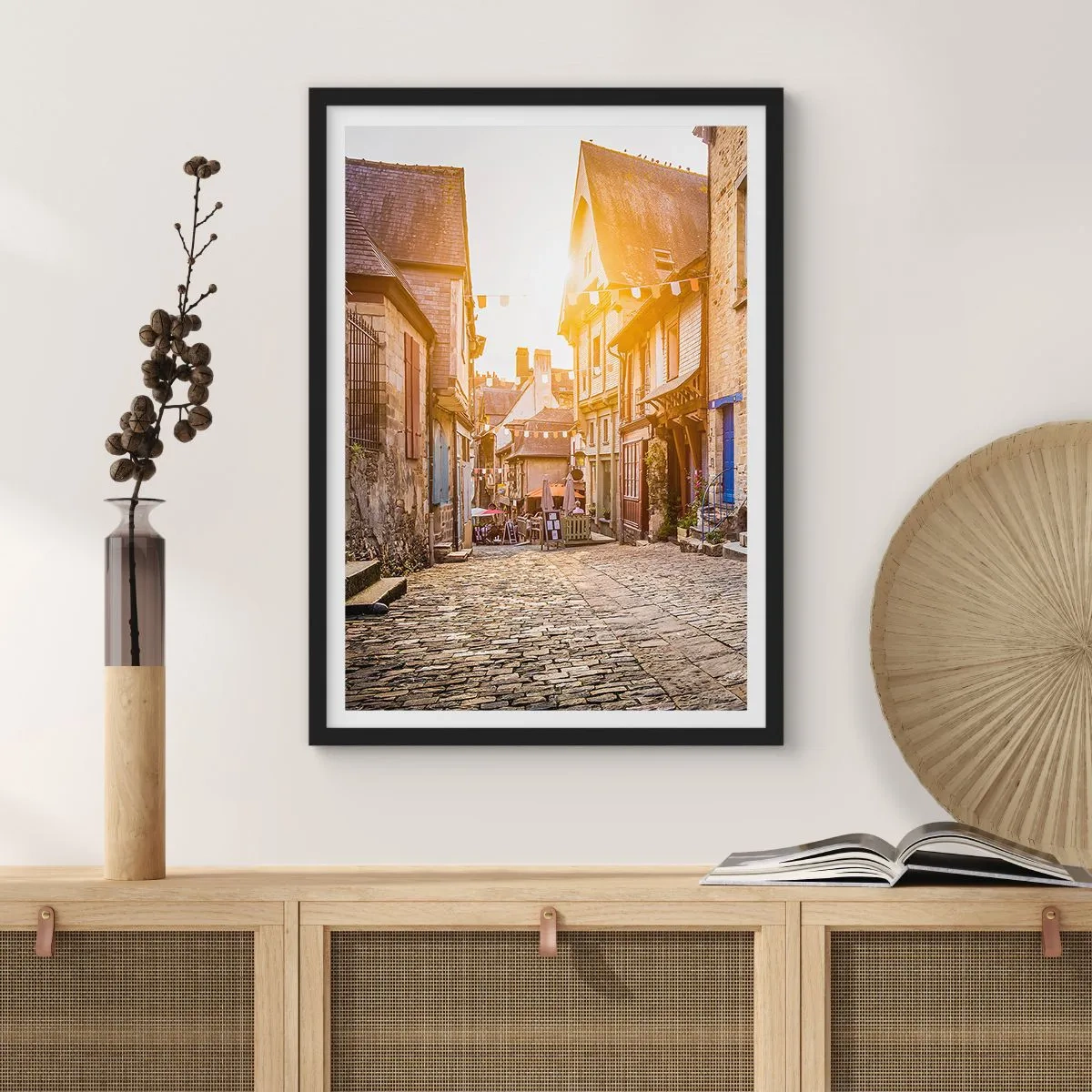Plagát v čiernom ráme - Očarujúca ulica s činžiakovými domami v lúčoch zapadajúceho slnka - 50x70cm - Biely duch mestečka - Moderná nástenná dekorácia do obývacej izby a spálne ARTTOR