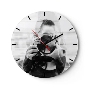 Nástenné hodiny - Žena s fotoaparátom v umeleckej dvojitej expozícii - 30x30cm - Tvorca a materiál - Moderná nástenná dekorácia do obývacej izby, kuchyne a spálne ARTTOR