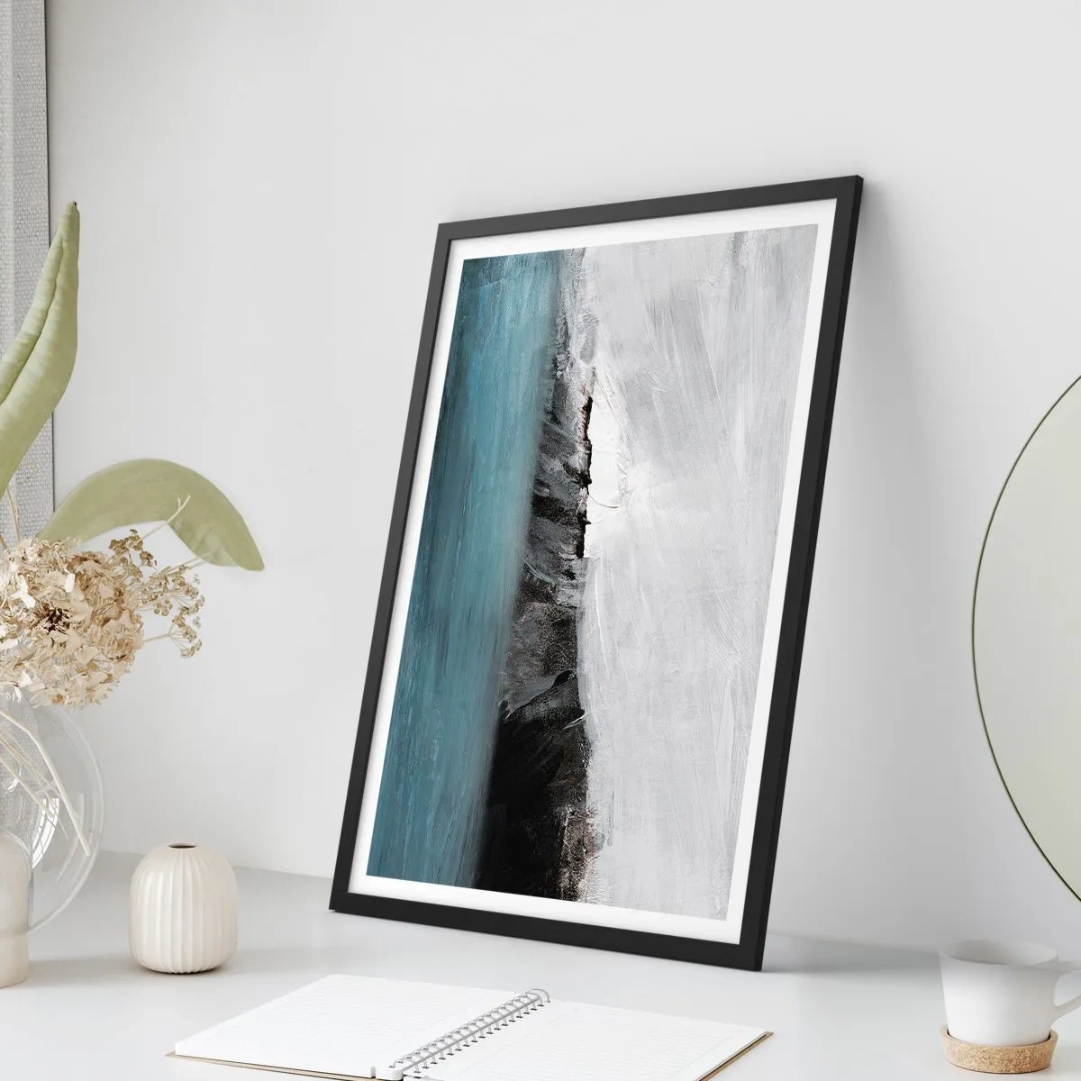 Plagát v čiernom ráme - Abstraktná kompozícia skalnatého pobrežia a oceánu - 50x70cm - Voda – zem: stret živlov - Moderná nástenná dekorácia do obývacej izby a spálne ARTTOR