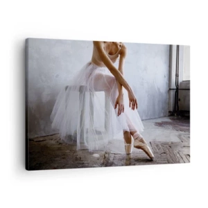 Obraz na plátne - Baletka v jemnej póze na industriálnom pozadí - 70x50cm - Než sa rozsvietia svetlá rampy - Moderná nástenná dekorácia do obývacej izby a spálne ARTTOR