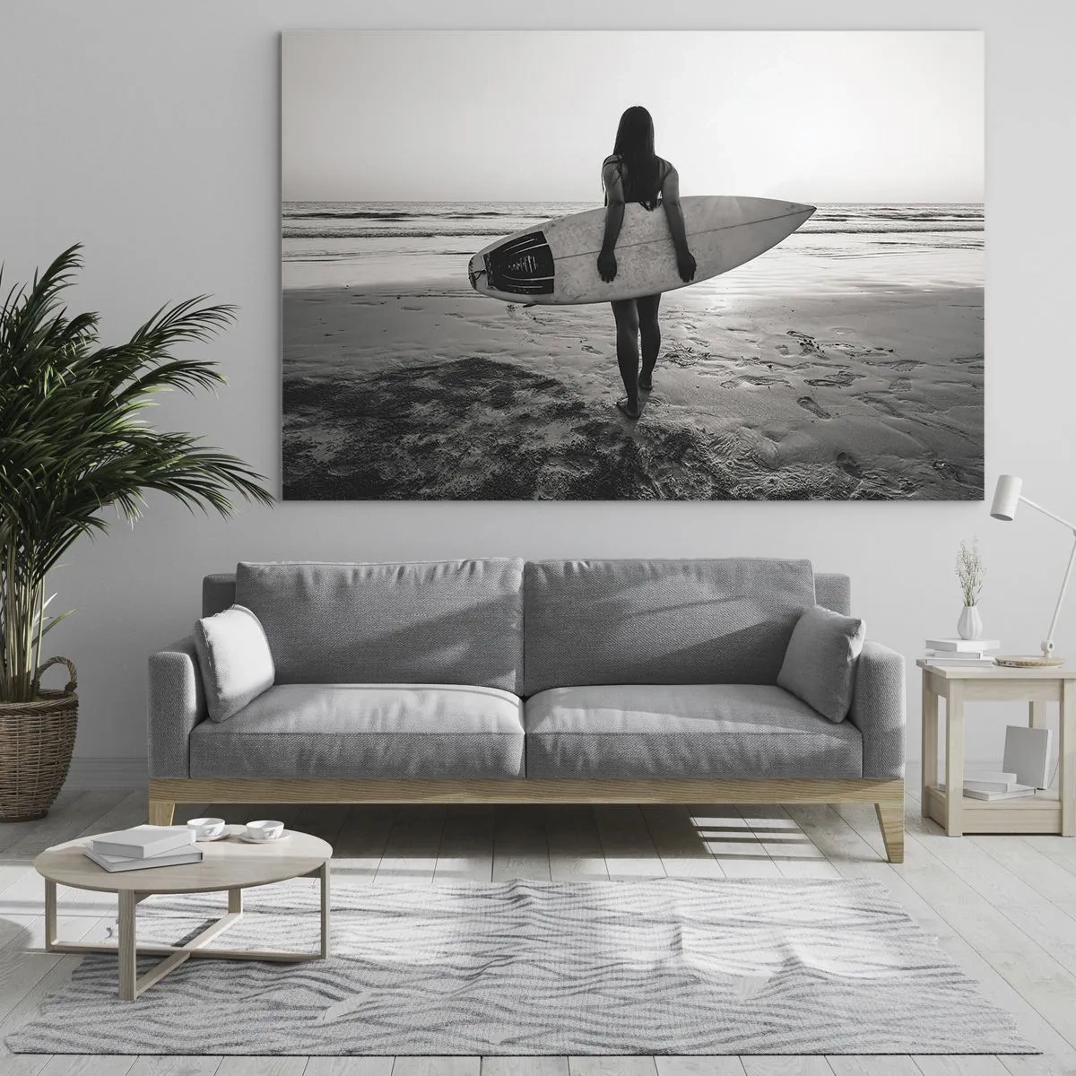 Obraz na skle - Žena so surfovou doskou na pláži pri východe slnka - 70x50cm - Dcéra morskej vlny - Moderná nástenná dekorácia do obývacej izby a spálne ARTTOR