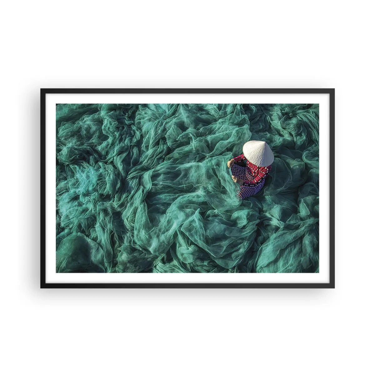 Plagát v čiernom ráme - V mori sietí - 91x61 cm