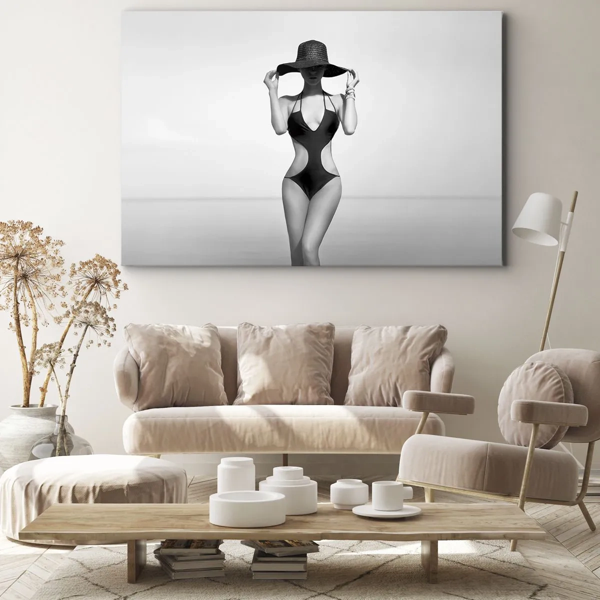Obraz na plátne - Čierna a biela silueta ženy v klobúku na pozadí mora - 70x50cm - Volám sa: Elegancia - Moderná nástenná dekorácia do obývacej izby a spálne ARTTOR